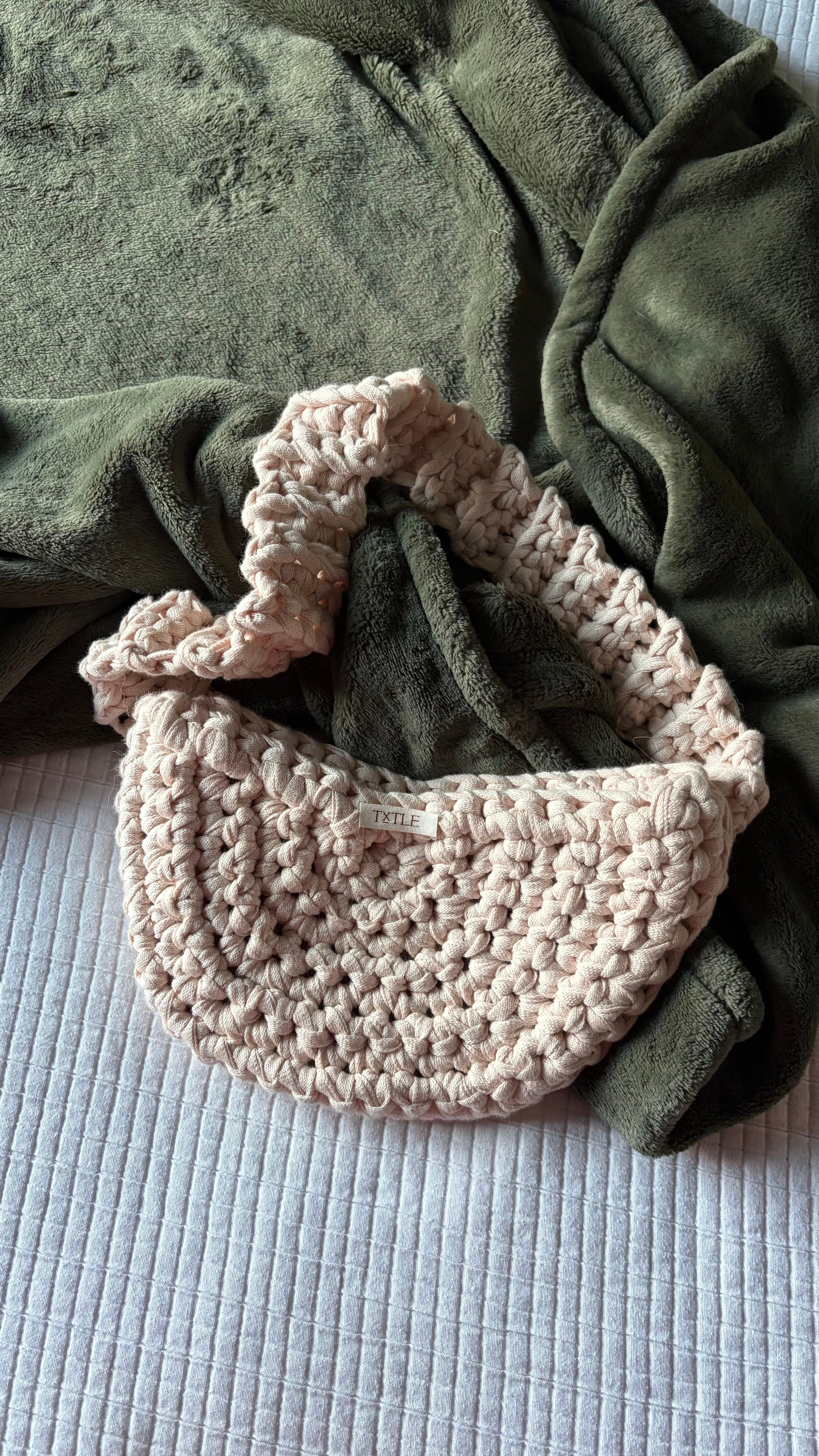 Crochet Pattern and Video Tutorial: The Moonbeam Crossbody Bag